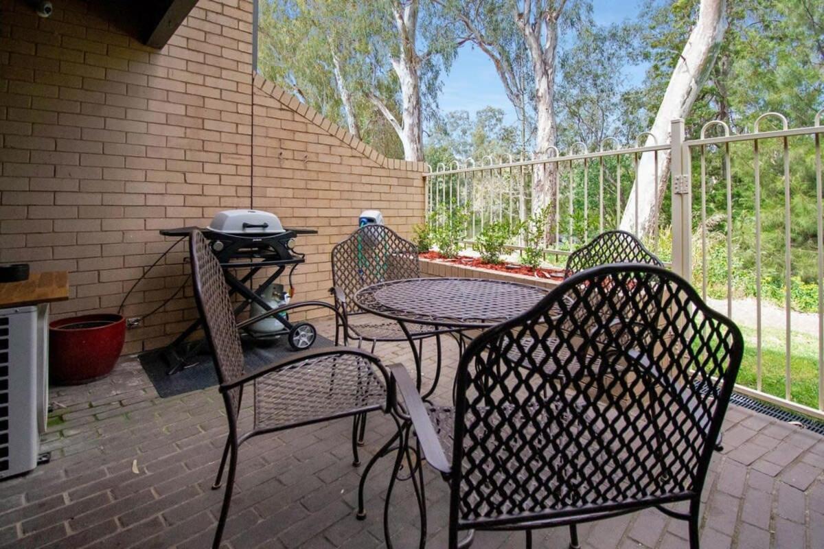 Luxury By The Lagoon - Water Views, 3 Mins To Cbd Apartment Wagga Wagga Exterior photo