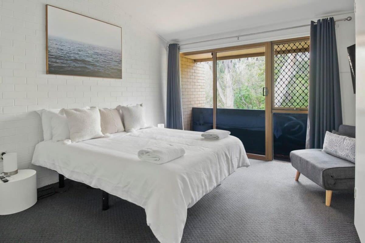 Luxury By The Lagoon - Water Views, 3 Mins To Cbd Apartment Wagga Wagga Exterior photo